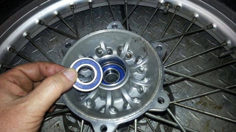 03 KX500 REAR WHEEL BEARING REPLACEMENT 9.jpg