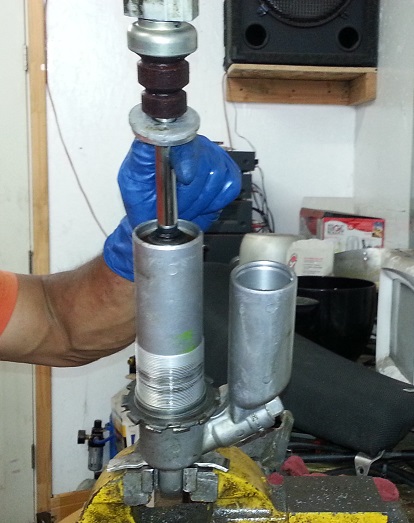 kx500 race tech gold valve rear shock disassembly.jpg