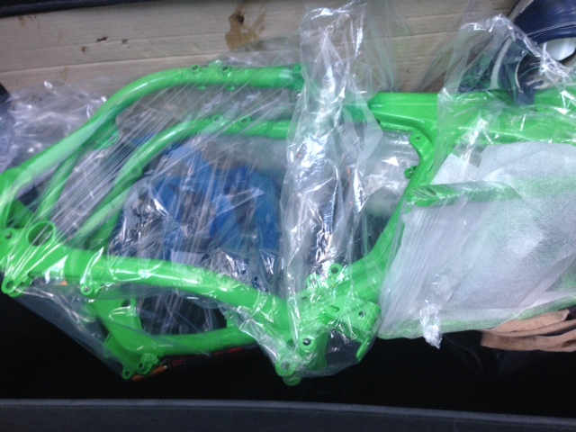 90 KX500 FRAME NEW PAINT.JPG