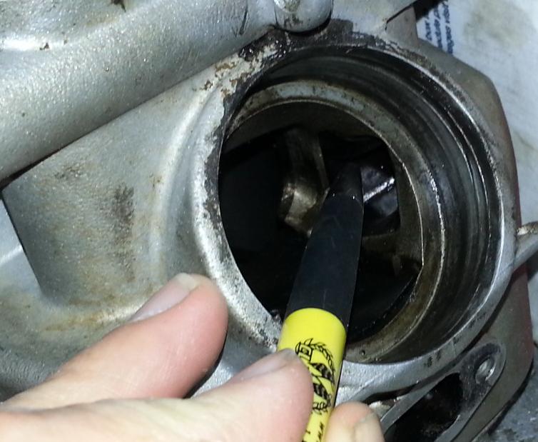 OEM-CYCLE.COM STICKY EXHAUST VALVE REMOVAL 101.JPG