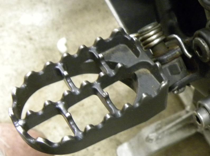 KX500 FOOT PEGS2.JPG